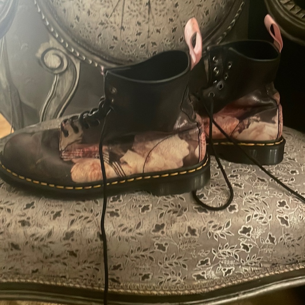 Dr. Martens limited edition NewOrder “Power Corruption & Lies”  US10/UK8/EU42